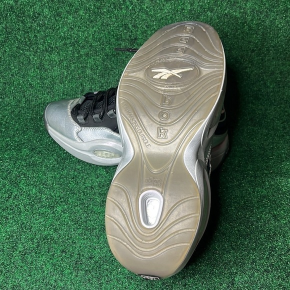 MINT Mens Reebok Mid Q3! Size 9 (Black & Metallic Silver) - Picture 4 of 7